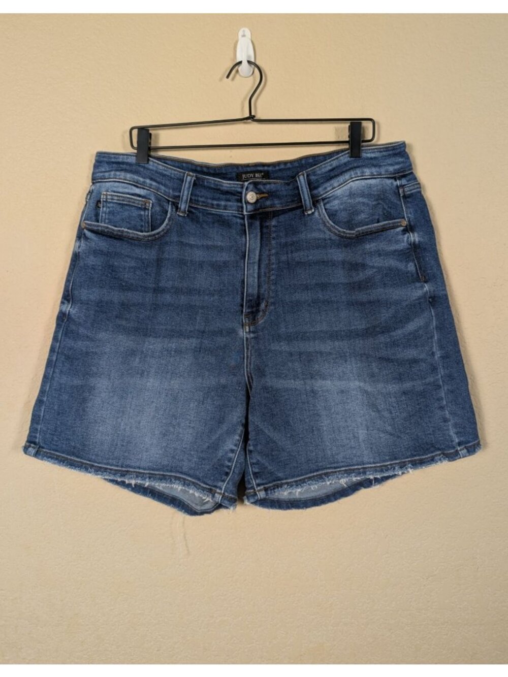 Judy Blue Jean Shorts Women's sz 2XL Medium Wash 6.5" Inseam Stretch Frayed hem